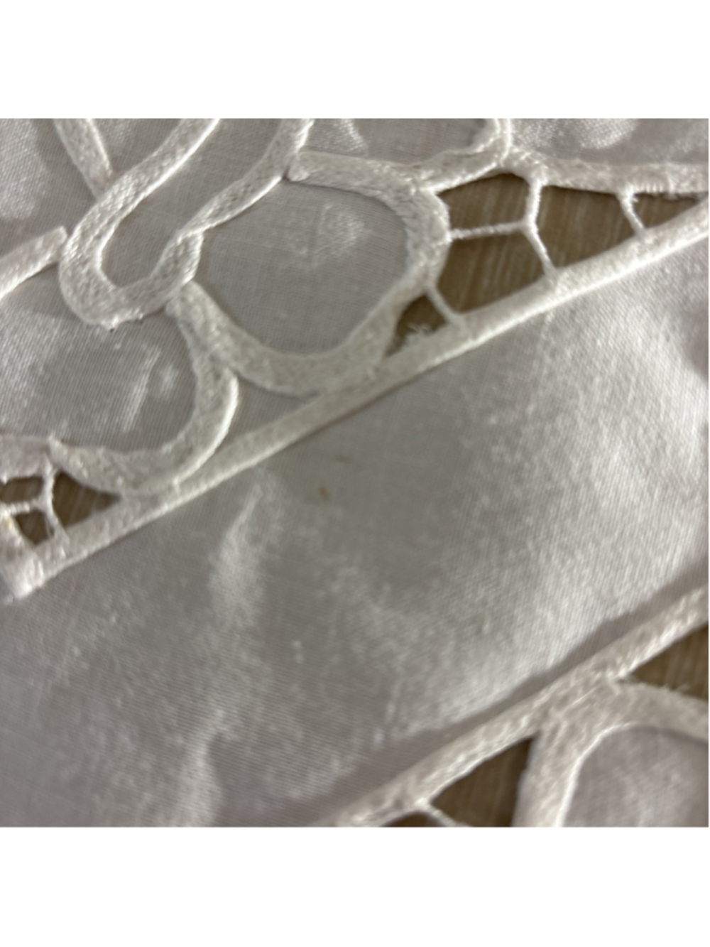 Vtg White Linen Table Runner w/ Floral Embroidered Cutwork & Scalloped Edge 1176 - Picture 6 of 8